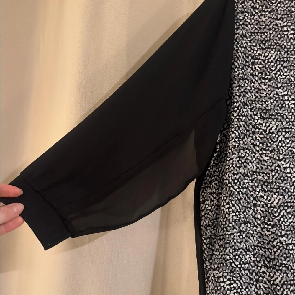 Express Monochrome Patterned Blouse - Picture 2 of 8
